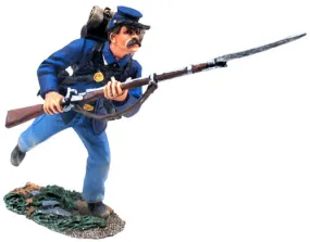 31127 - Union Infantry in Sack Coat Charging No.6